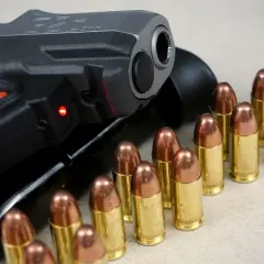 Pistolet z nabojami. W Polsce myśliwy może kupić broń o kalibrze do .308 Winchester, ale nie jest to typowa broń myśliwska.