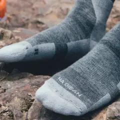 Skarpety w góry: Merino czy syntetyki? Wybierz i zapomnij o pęcherzach!