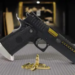 Pistolet BUL ARMORY z lśniącymi nabojami. Czy myśliwy może mieć broń krótką? Tak, jeśli jest to zgodne z prawem i celami łowieckimi.