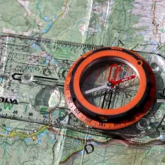 Zbuduj kompas z igły i wody: Przetrwaj w terenie bez GPS!