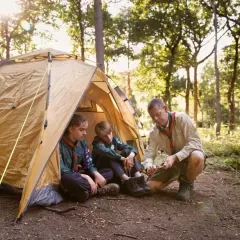 Ubrania pod namiot: Spakuj się mądrze na każdą pogodę!
