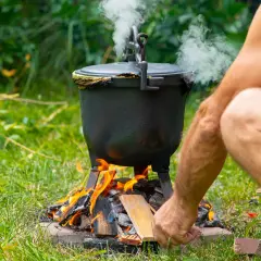 Jak przygotować kociołek nad ogniskiem? Sekrety smaku!
