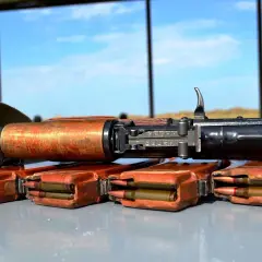 Karabin AK z magazynkami pełnymi naboi. Czy myśliwy może kupić amunicję w Niemczech?