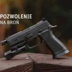 Pistolet z latarką. Czy myśliwy musi posiadać przy sobie pozwolenie na broń? Tło z jesiennymi liśćmi.