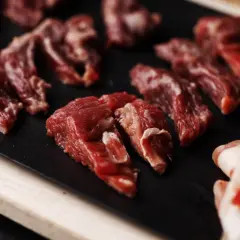 Surowe kawałki mięsa, gotowe do dalszej obróbki. Czy myśliwi badają mięso przed przygotowaniem?