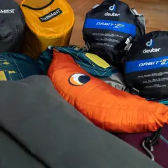 Śpiwory i materace turystyczne marki Deuter, Thermarest i Forclaz.