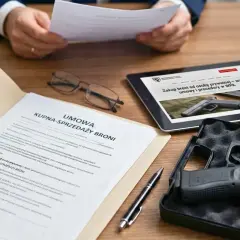 Umowa kupna-sprzedaży broni, pistolet w futerale, tablet z informacją "Zakup broni od osoby prywatnej" i dokumenty. Czy myśliwy może kupić broń od innego myśliwego?