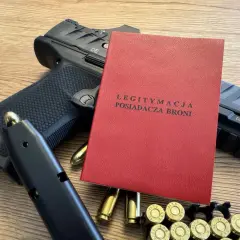 Pistolet, magazynek, naboje i czerwona legitymacja posiadacza broni. Czy polski myśliwy może kupić amunicję w Czechach?