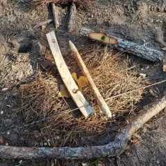 Rozpal ogień tarciem patyków: Mistrzostwo survivalu krok po kroku