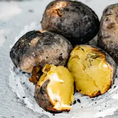 Ile piec ziemniaki w ognisku? Czas, triki, by były idealne!