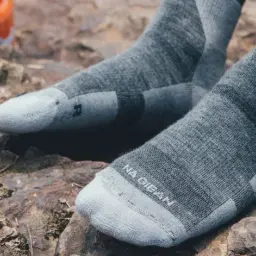 Skarpety w góry: Merino czy syntetyki? Wybierz i zapomnij o pęcherzach!