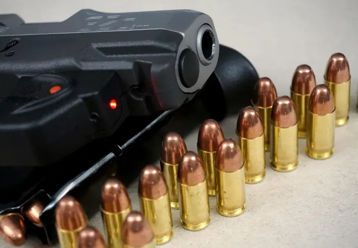 Pistolet z nabojami. W Polsce myśliwy może kupić broń o kalibrze do .308 Winchester, ale nie jest to typowa broń myśliwska.