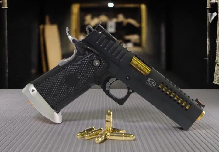 Pistolet BUL ARMORY z lśniącymi nabojami. Czy myśliwy może mieć broń krótką? Tak, jeśli jest to zgodne z prawem i celami łowieckimi.