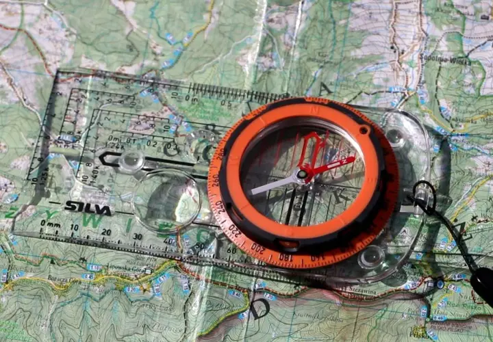 Zbuduj kompas z igły i wody: Przetrwaj w terenie bez GPS!