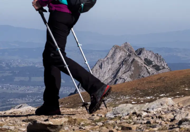 Kije trekkingowe: Sekret komfortu w górach? Wybierz mądrze!