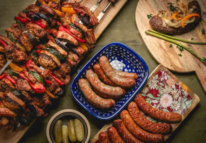 Kiełbasa z ogniska: Jakie drewno da najlepszy smak?