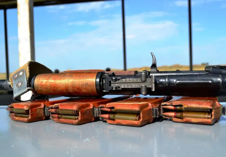 Karabin AK z magazynkami pełnymi naboi. Czy myśliwy może kupić amunicję w Niemczech?