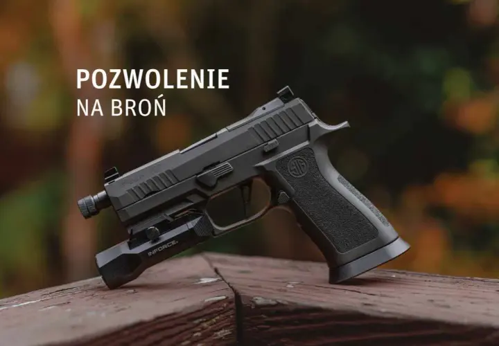 Pistolet z latarką. Czy myśliwy musi posiadać przy sobie pozwolenie na broń? Tło z jesiennymi liśćmi.