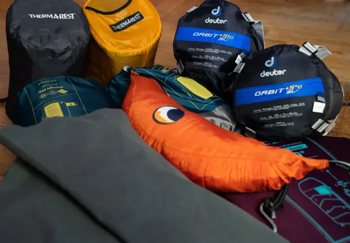 Śpiwory i materace turystyczne marki Deuter, Thermarest i Forclaz.