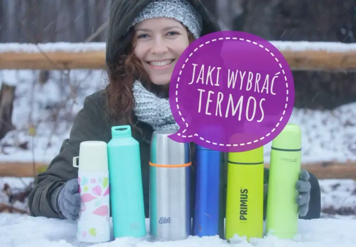 Kobieta w zimowym ubraniu trzyma kilka kolorowych termosów na śniegu.