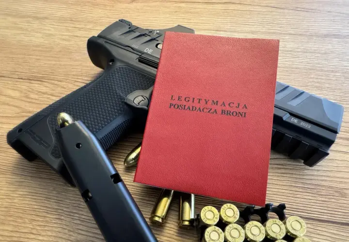 Pistolet, magazynek, naboje i czerwona legitymacja posiadacza broni. Czy polski myśliwy może kupić amunicję w Czechach?