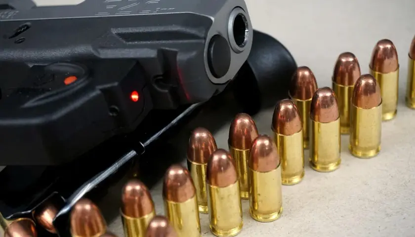 Pistolet z nabojami. W Polsce myśliwy może kupić broń o kalibrze do .308 Winchester, ale nie jest to typowa broń myśliwska.