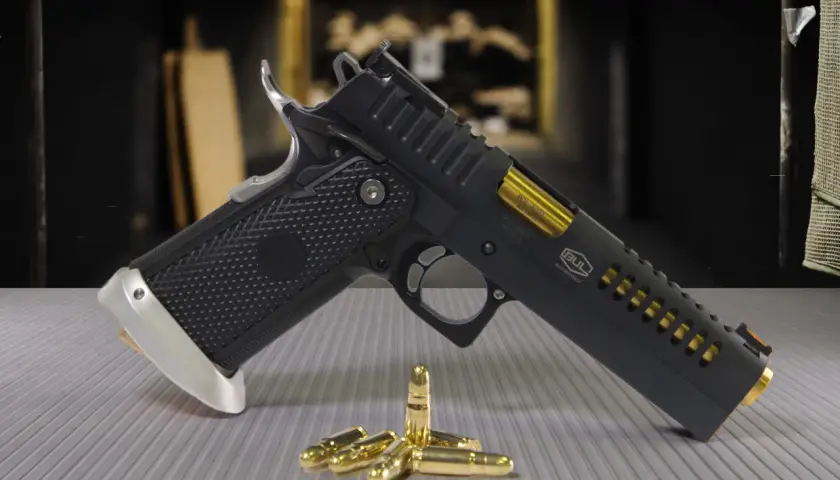 Pistolet BUL ARMORY z lśniącymi nabojami. Czy myśliwy może mieć broń krótką? Tak, jeśli jest to zgodne z prawem i celami łowieckimi.