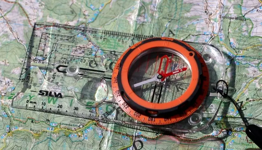 Zbuduj kompas z igły i wody: Przetrwaj w terenie bez GPS!