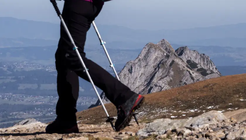 Kije trekkingowe: Sekret komfortu w górach? Wybierz mądrze!