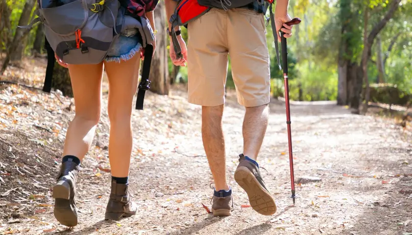 Jak chodzić z kijami trekkingowymi? Opanuj technikę i oszczędź kolana!