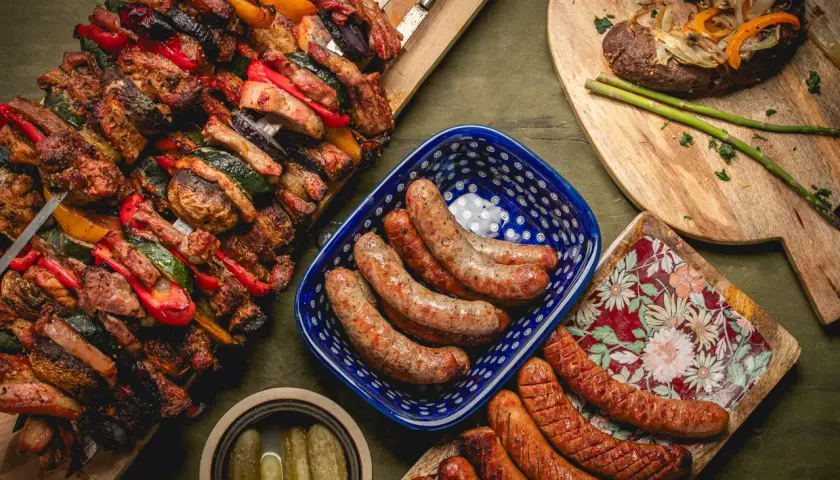 Kiełbasa z ogniska: Jakie drewno da najlepszy smak?