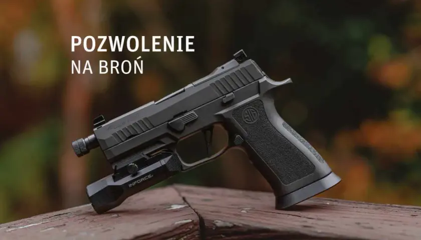 Pistolet z latarką. Czy myśliwy musi posiadać przy sobie pozwolenie na broń? Tło z jesiennymi liśćmi.