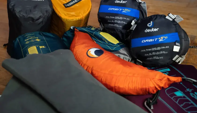 Śpiwory i materace turystyczne marki Deuter, Thermarest i Forclaz.