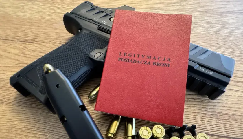 Pistolet, magazynek, naboje i czerwona legitymacja posiadacza broni. Czy polski myśliwy może kupić amunicję w Czechach?