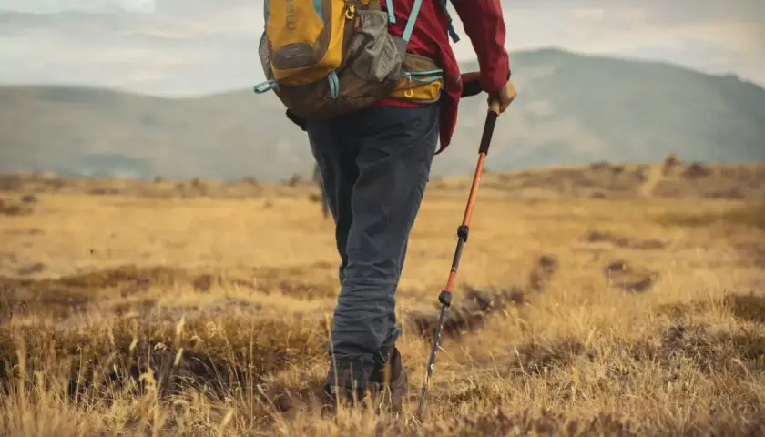 Kijki w góry: Z czy bez? Świadoma decyzja dla Twoich stawów.