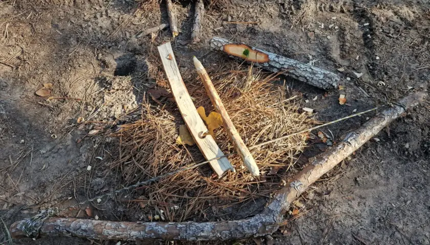 Rozpal ogień tarciem patyków: Mistrzostwo survivalu krok po kroku