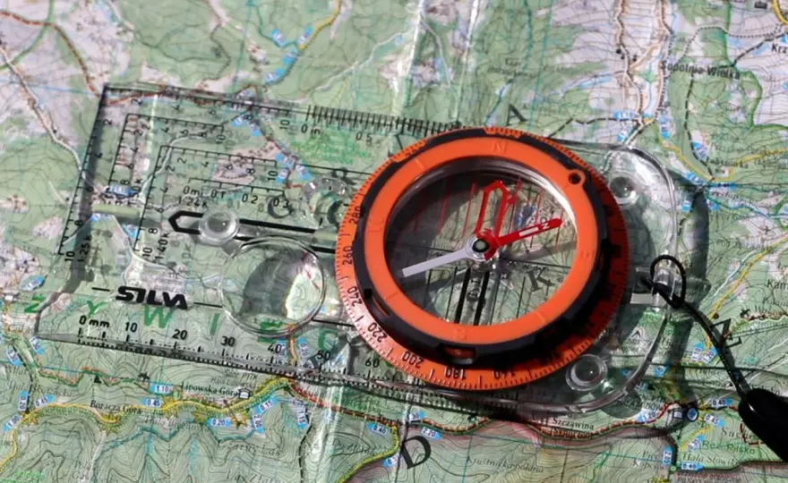 Zbuduj kompas z igły i wody: Przetrwaj w terenie bez GPS!