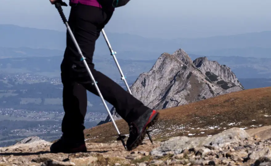Kije trekkingowe: Sekret komfortu w górach? Wybierz mądrze!