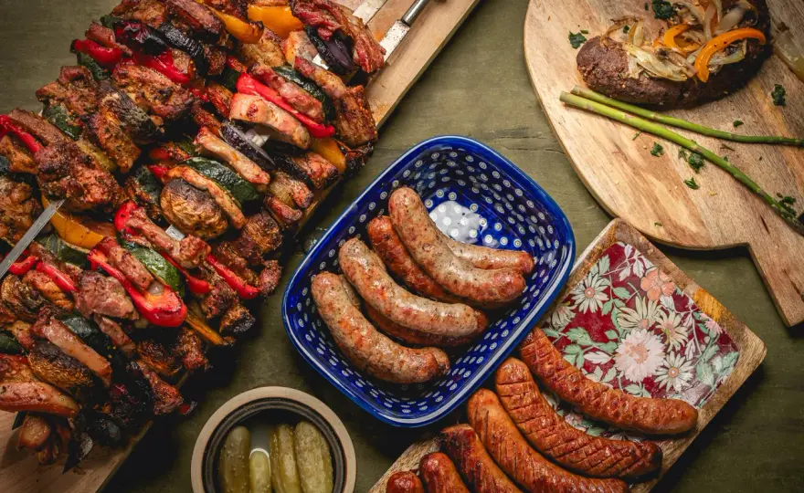 Kiełbasa z ogniska: Jakie drewno da najlepszy smak?