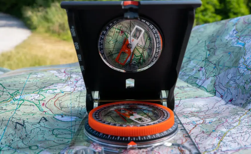 Jak wyznaczyć azymut? Kompas, mapa i survival pełny poradnik
