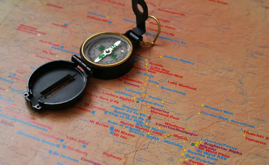 Nawigacja bez GPS? Jak czytać kompas i być pewnym w terenie