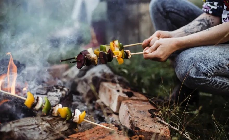 Co upiec na ognisku? Klasyki, wege, survival pełen przewodnik.