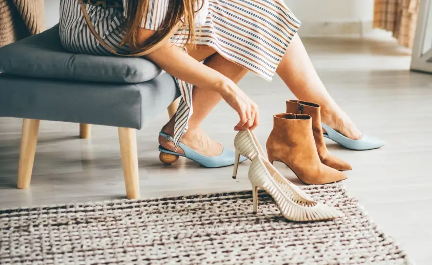 Ciasne buty? Jak stępić obuwie dla wygody i stylu vintage.