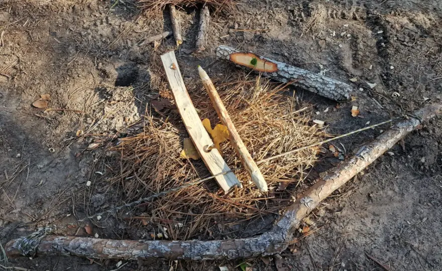 Rozpal ogień tarciem patyków: Mistrzostwo survivalu krok po kroku