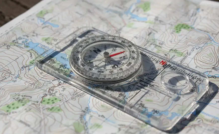 Kompas: Opanuj nawigację bez GPS i zawsze znajdź drogę