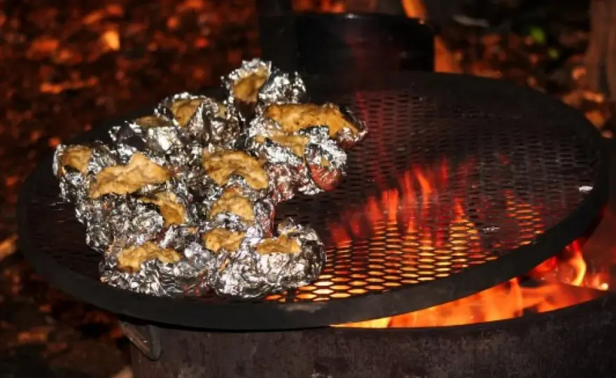 Pieczenie ziemniaków w ognisku: Twój przepis na idealny smak!