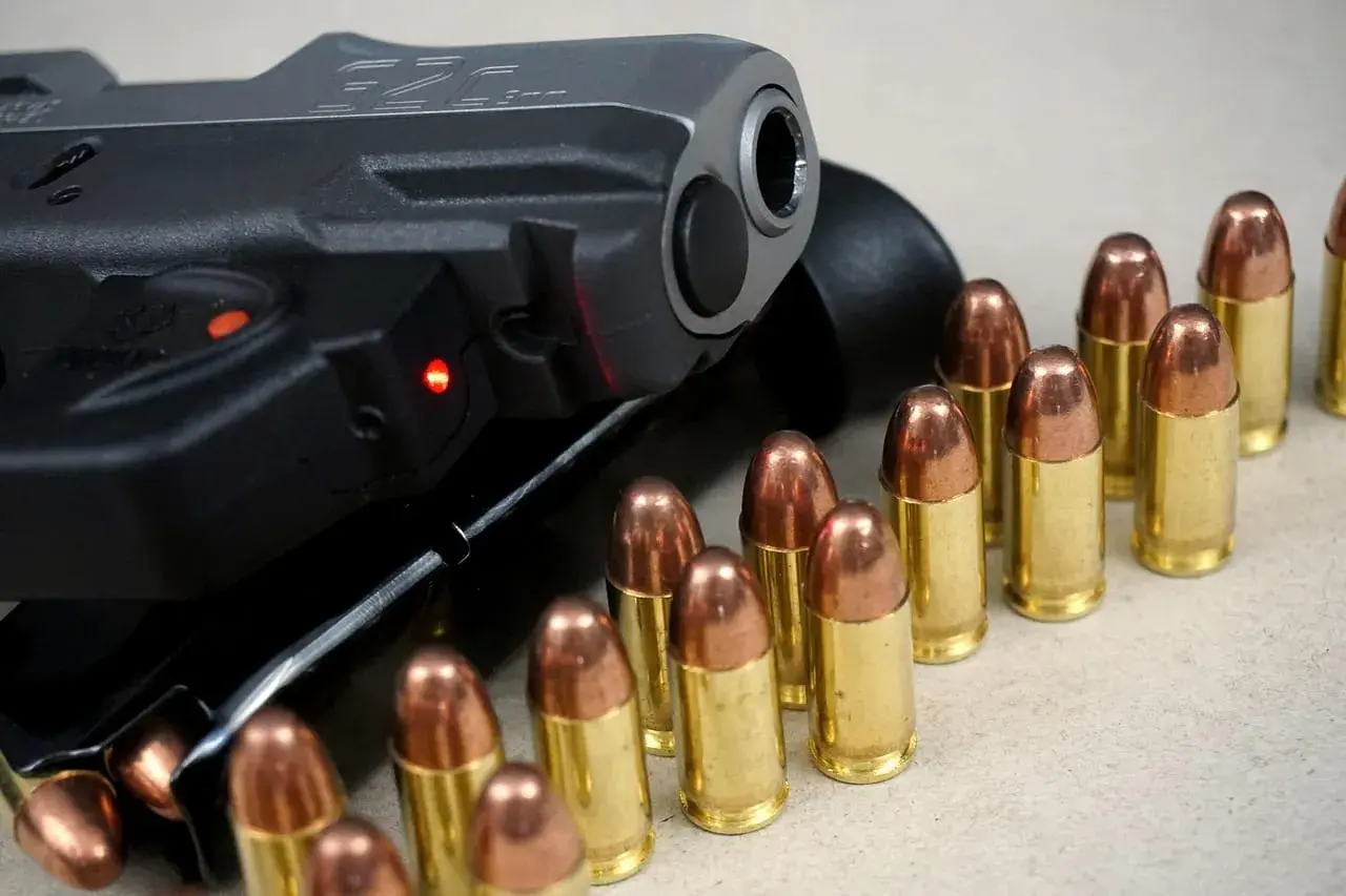 Pistolet z nabojami. W Polsce myśliwy może kupić broń o kalibrze do .308 Winchester, ale nie jest to typowa broń myśliwska.