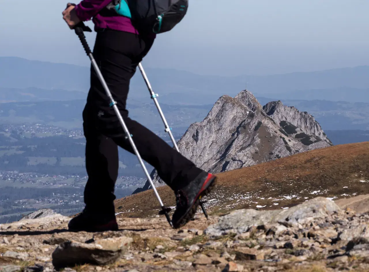 Kije trekkingowe: Sekret komfortu w górach? Wybierz mądrze!