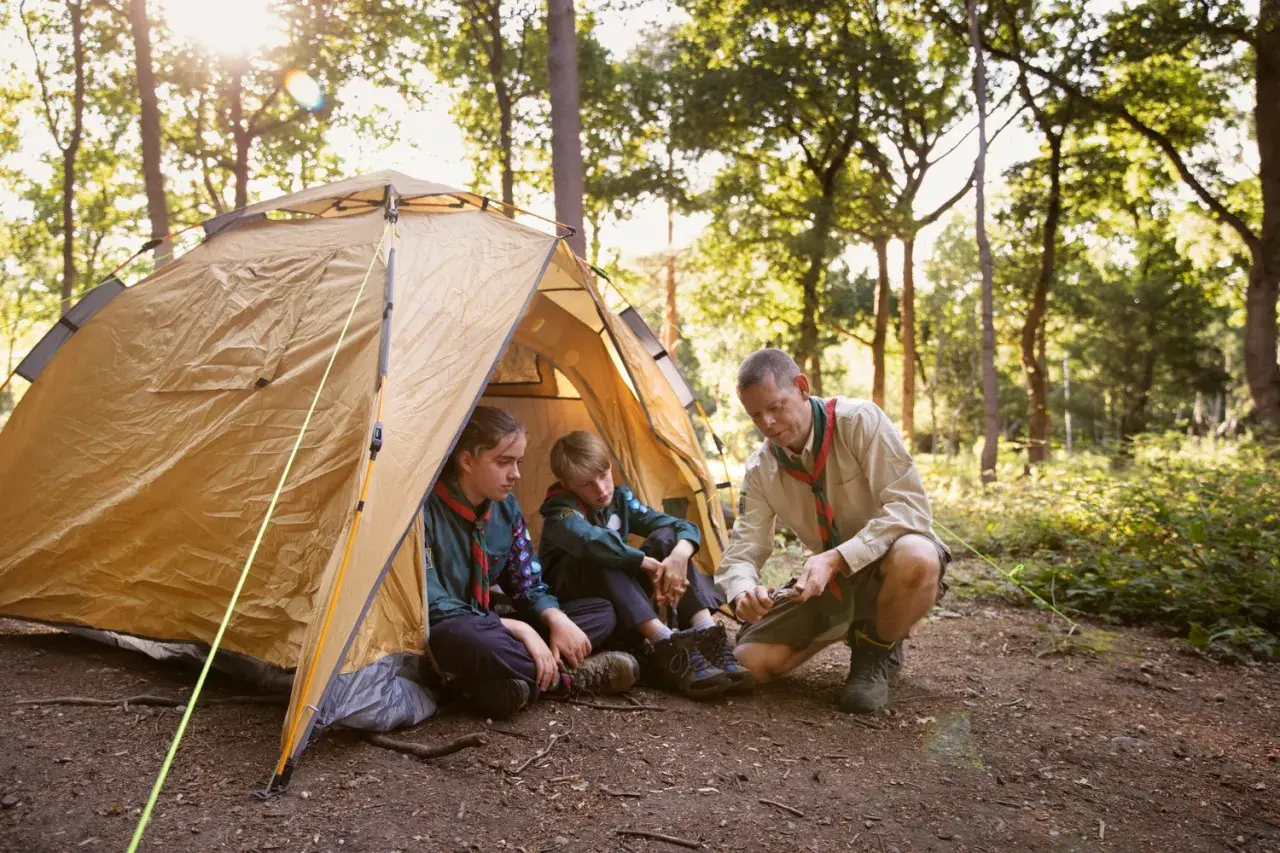 Ubrania pod namiot: Spakuj się mądrze na każdą pogodę!