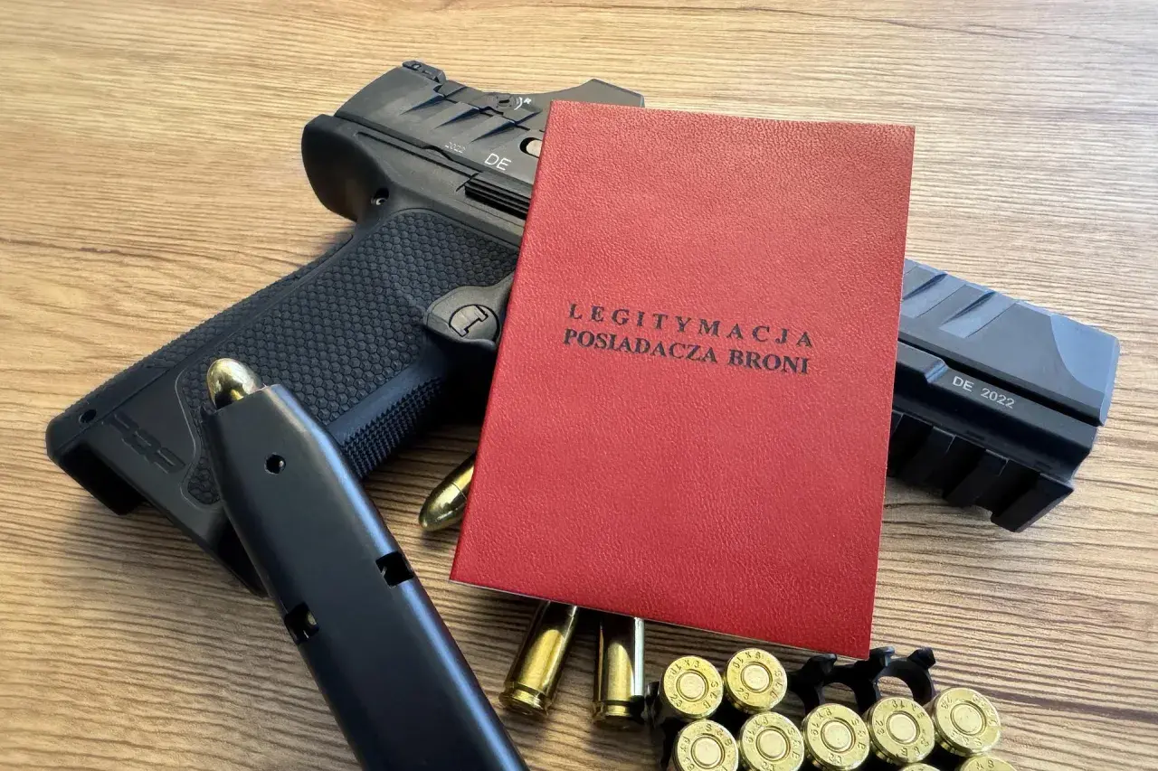 Pistolet, magazynek, naboje i czerwona legitymacja posiadacza broni. Czy polski myśliwy może kupić amunicję w Czechach?